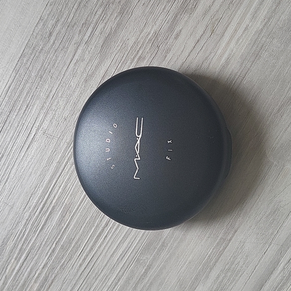 MAC Cosmetics Other - Mac studio powder plus foundation NW33